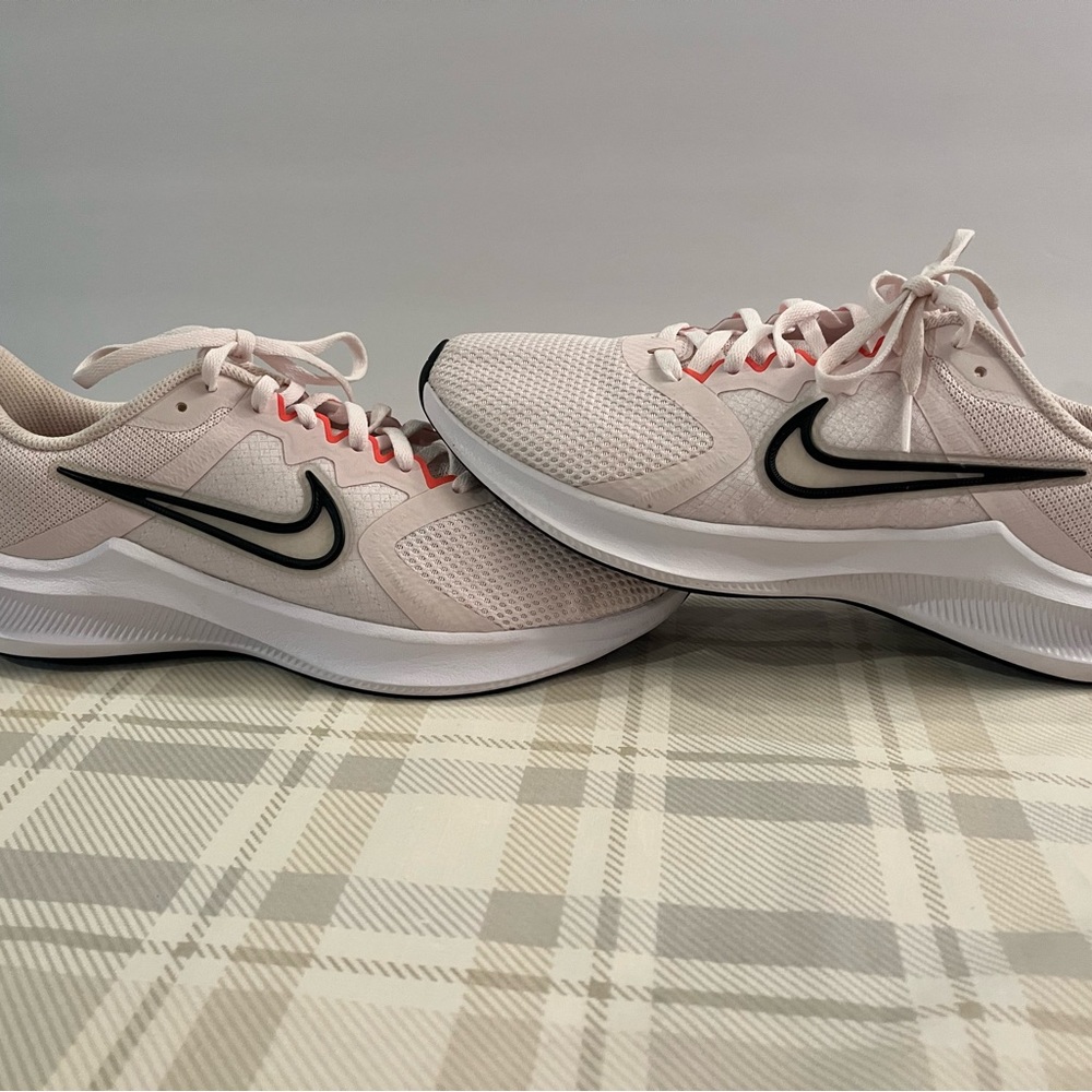 Nike Downshifter EUC 9.5 Running Sneaker White w/ Neon Orange accent Back swish